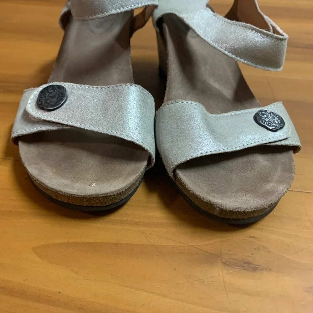 TAOS Festival 4048 Wedge Sandals Size 39 US 8-8.5 Silver Metallic Hook & Loop‎